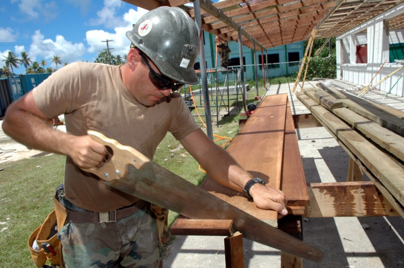 menuisier-ENTRECASTEAUX-min_worker_construction_building_carpenter_male_job_build_helmet-893290